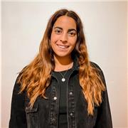 Profesora de inglés con estudios universitarios y certificados complementarios en enseñanza. Vivo en Málaga y actualmente doy clases online personalizadas a alumnos en distintos países del mundo